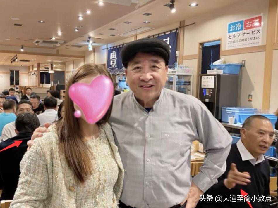 日子聚会搂抱美女举止亲密桌上茅台抢镜不朽情缘游戏手机版74岁姜昆现身小(图2)